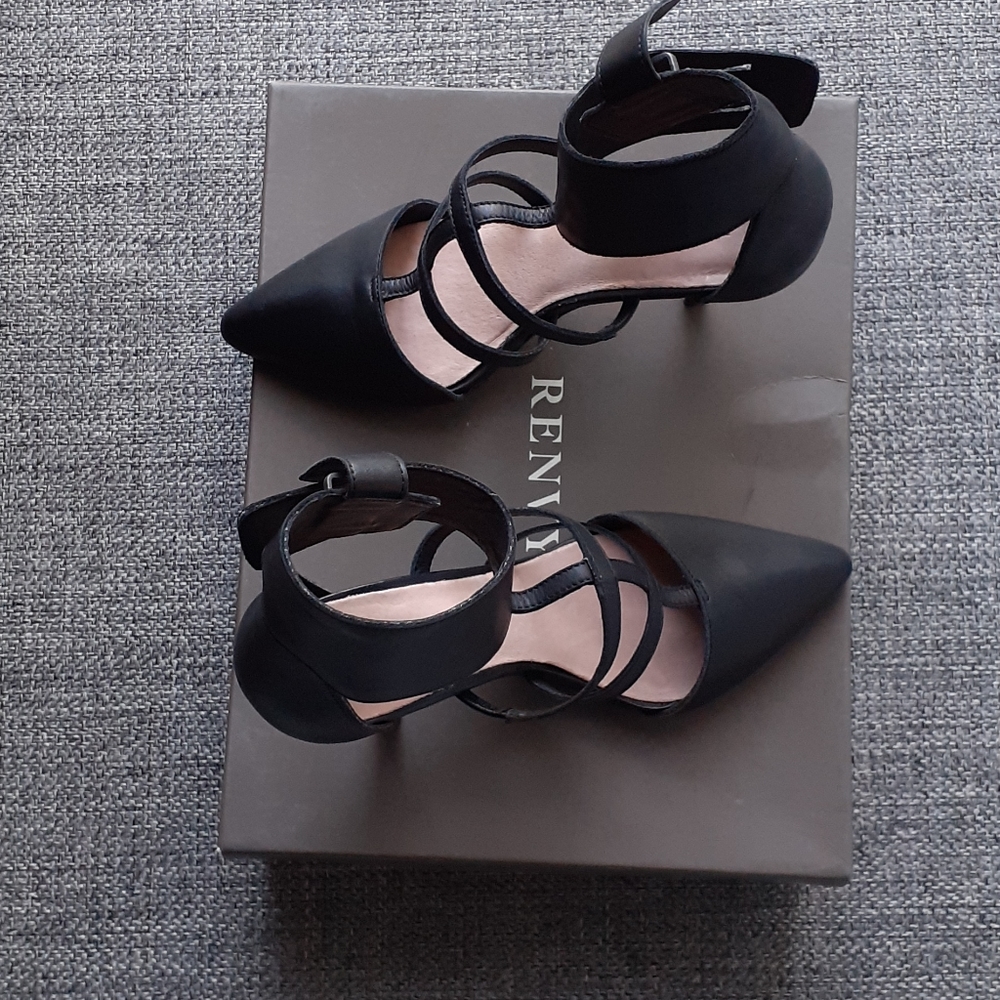 Renvy Ankle Cuff Mid Heel Pump shoes. Size 5M.